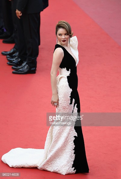 Lý Nhã Kỳ diện váy đen trắng đối lập, mang sự tự do và huyền bí lên thảm đỏ Cannes ngày cuối - Ảnh 13.