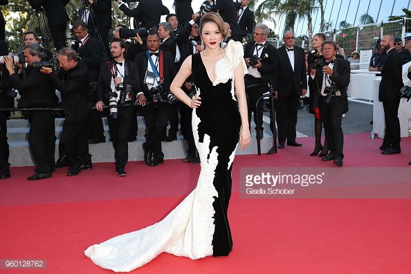 Lý Nhã Kỳ diện váy đen trắng đối lập, mang sự tự do và huyền bí lên thảm đỏ Cannes ngày cuối - Ảnh 7.