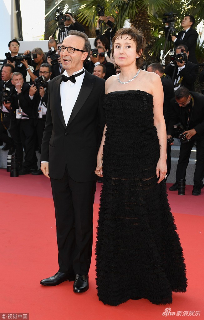Thảm đỏ Cannes ngày bế mạc: Người nỗ lực diện váy áo xuyên thấu khoe thân, kẻ bị lộ nội y kém duyên  - Ảnh 3.