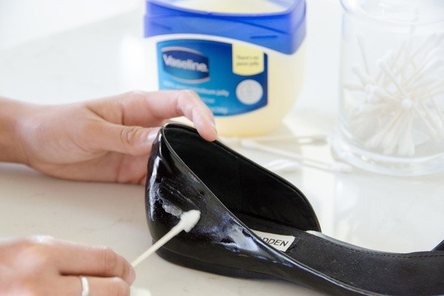 11 mẹo đơn giản không chỉ giúp giày cũ sạch bóng như mới mà còn vừa vặn hơn với đôi chân bạn - Ảnh 5.