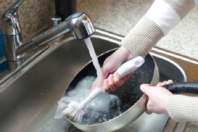 5 cách làm sạch vết bẩn ở xoong, nồi từ những nguyên liệu rẻ tiền sẵn có trong bếp - Ảnh 2.