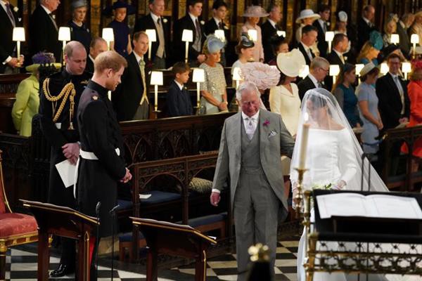 Hoàng tử Harry bất ngờ nói câu này với cha trong đám cưới hàn gắn mối quan hệ rạn nứt sau 21 năm - Ảnh 1.
