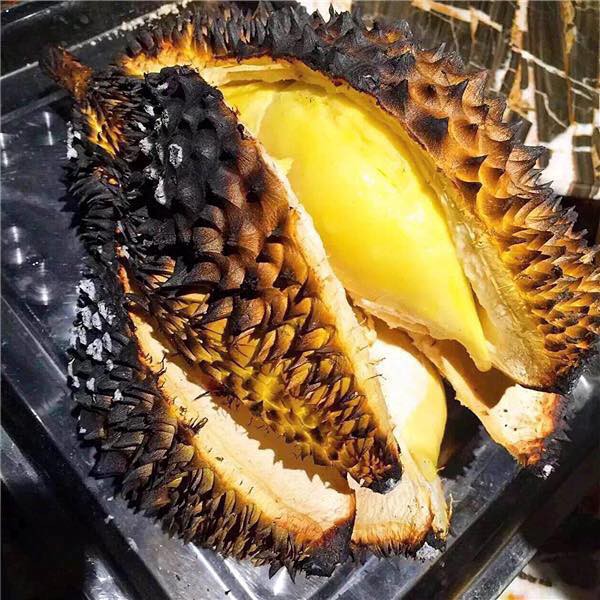 Mother shaking her head when her daughter insists on grilling durians but little did she know that this is a delicacy at a fancy restaurant - Photo 3.
