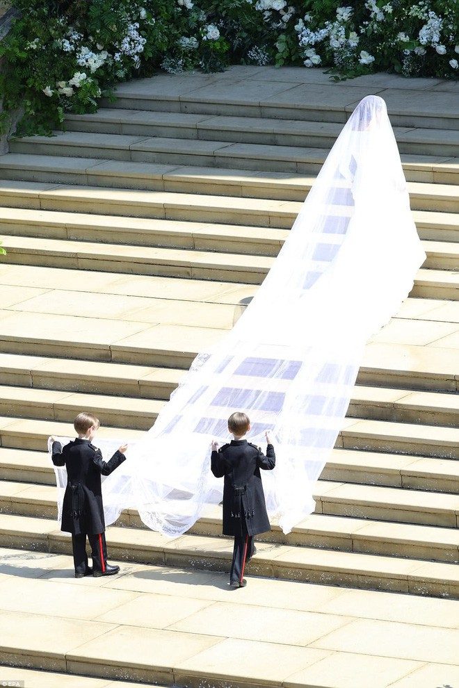 Trông thì tối giản nhưng 2 mẫu váy cưới của Meghan Markle trị giá tới hơn 8 tỷ đồng - Ảnh 2.