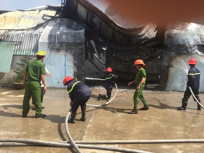 Cháy xưởng đệm mút ở Bình Định, hơn 400 người dập lửa - Ảnh 5.