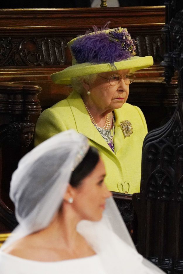 Nếu bạn thắc mắc vì sao Nữ hoàng Elizabeth mặc đồ xanh nõn chuối đến Đám cưới Hoàng gia thì lý do là thế này - Ảnh 3.