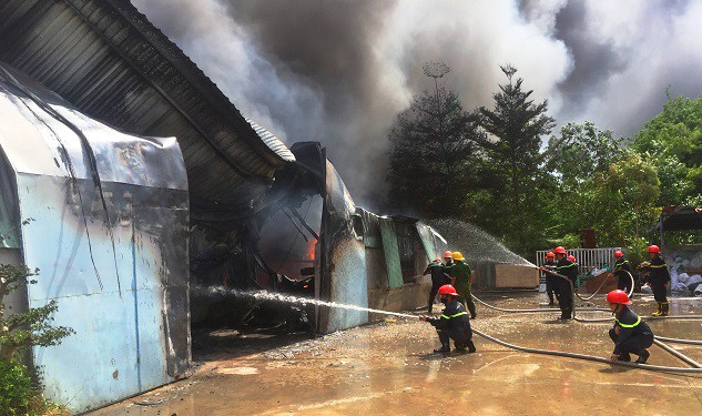 Cháy xưởng đệm mút ở Bình Định, hơn 400 người dập lửa - Ảnh 1.