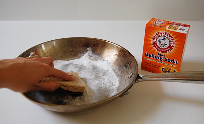 5 cách làm sạch vết bẩn ở xoong, nồi từ những nguyên liệu rẻ tiền sẵn có trong bếp - Ảnh 5.