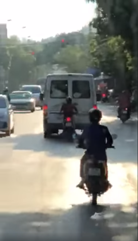 Clip: Thanh niên chạy xe máy sát đuôi ôtô để... tránh nắng khiến người đi đường rùng mình - Ảnh 3.