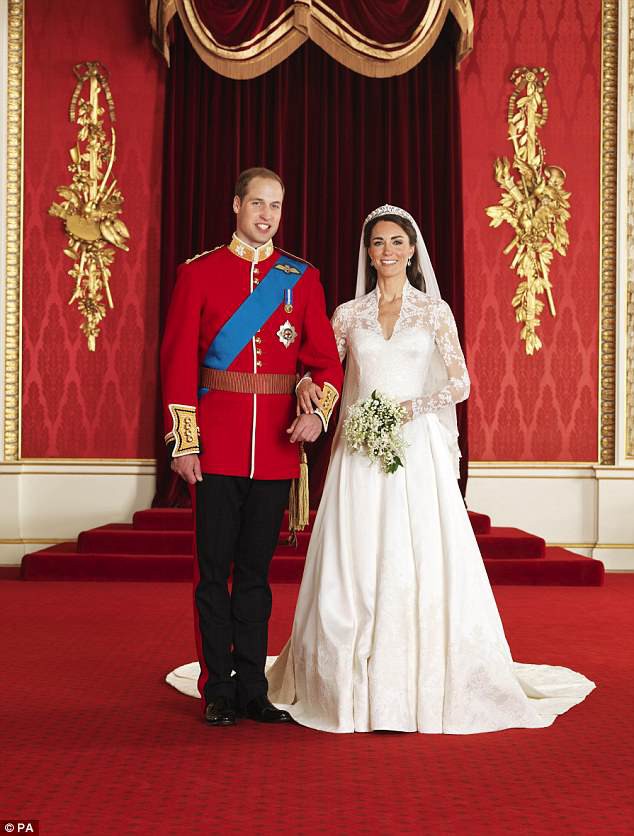 Đọc vị ảnh cưới của Hoàng tử Harry - Meghan, khác biệt hoàn toàn so với anh trai William - Ảnh 2.