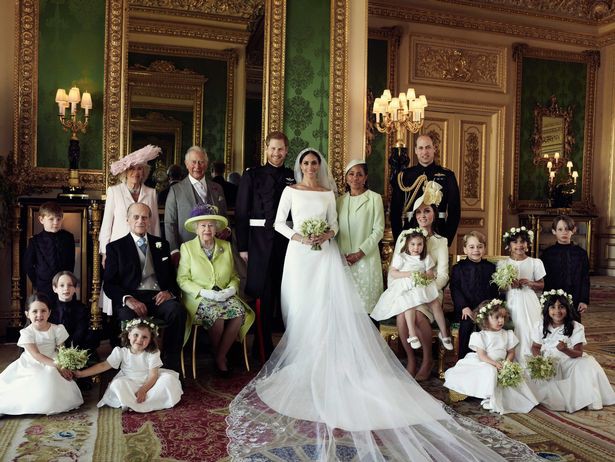 Đọc vị ảnh cưới của Hoàng tử Harry - Meghan, khác biệt hoàn toàn so với anh trai William - Ảnh 5.