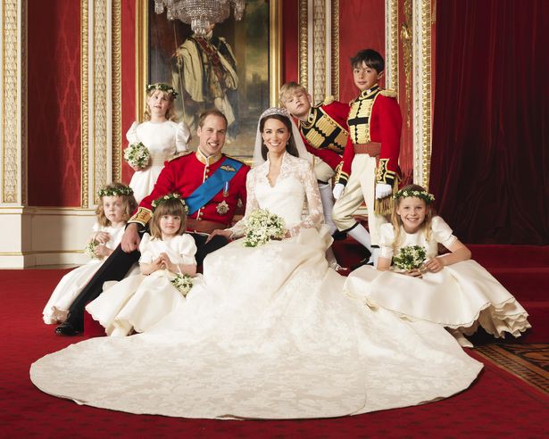 Đọc vị ảnh cưới của Hoàng tử Harry - Meghan, khác biệt hoàn toàn so với anh trai William - Ảnh 4.