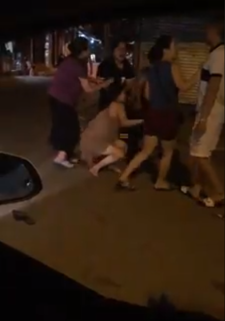 Clip: Cô gái bị túm tóc, đánh ghen giữa phố Hà Nội vì cặp kè với người đã có gia đình - Ảnh 3.