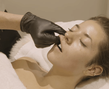 Liệu pháp massage kỳ cục này chính là bí quyết giúp Công nương Meghan Markle có khuôn mặt thon gọn và làn da bóng khỏe - Ảnh 2.