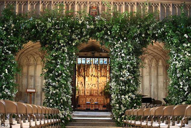 Toàn bộ hoa trang trí hôn lễ của Hoàng tử Harry và Công nương Meghan đã dùng cho việc ý nghĩa này - Ảnh 2.