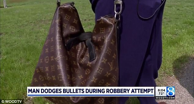 Mỹ: thanh niên dũng cảm chống lại kẻ cướp có súng, né 3 phát đạn để bảo vệ cái túi Louis Vuitton xịn mới mua - Ảnh 2.