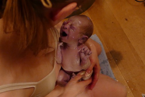 19 triệu lượt xem clip ghi lại cảnh người mẹ đứng sinh con khiến ai cũng kinh ngạc - Ảnh 6.