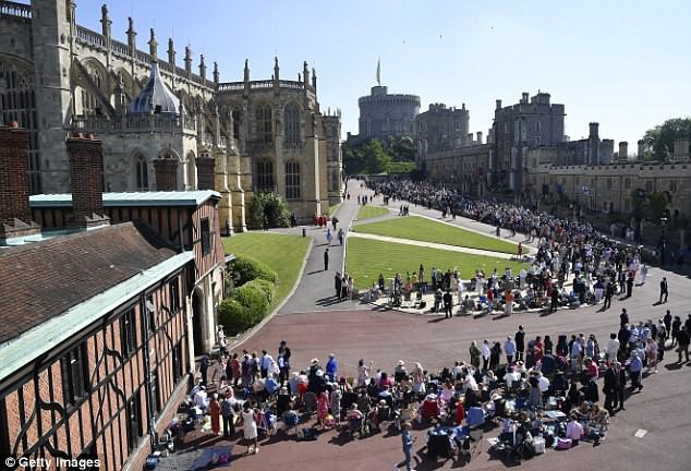 Bên trong túi quà cưới của Hoàng tử Harry và Công nương Meghan có gì đặc biệt mà người phụ nữ rao bán trên ebay với giá hơn 650 triệu đồng - Ảnh 1.