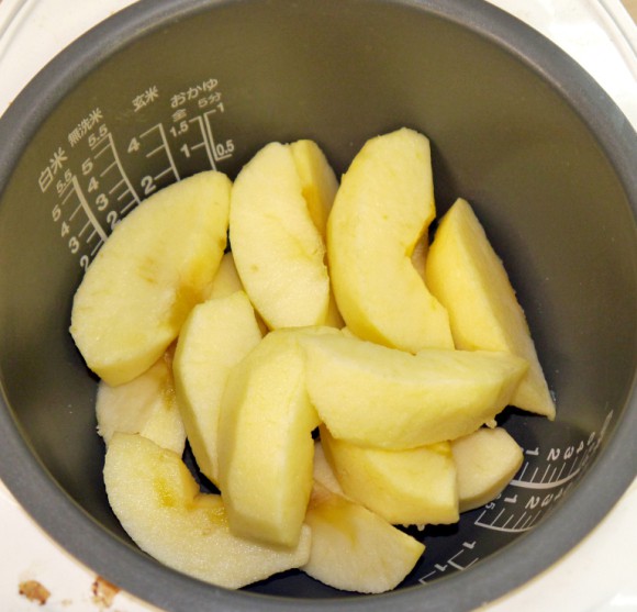 Everyone looked regretful as they watched the girl pour all the apples into the rice cooker and cook them, but after eating it, they all praised it - Photo 1.