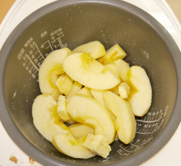 Everyone looked regretful as they watched the girl pour all the apples into the rice cooker and cook them, but after eating it, they all praised it - Photo 2.