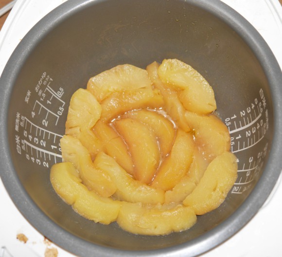 Everyone looked regretful as they watched the girl pour all the apples into the rice cooker and cook them, but after eating it, they all praised it - Photo 5.