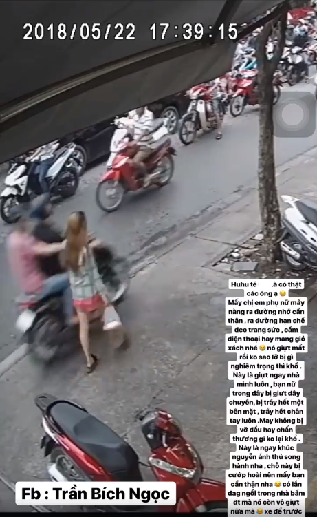 Hai tên cướp đi xe máy táo tợn giật dây chuyền, khiến cô gái ngã sấp mặt trên vỉa hè Sài Gòn - Ảnh 1.