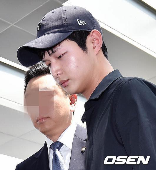 Đàn em của Song Joong Ki hầu tòa vì hành vi dùng dao đe dọa, quấy rối tình dục đồng nghiệp nữ - Ảnh 6. Đàn em của Song Joong Ki hầu tòa vì hành vi dùng dao đe dọa, quấy rối tình dục đồng nghiệp nữ - Ảnh 6.