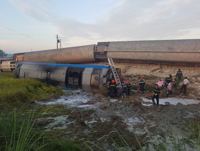 Hiện trường vụ tai nạn tàu hỏa đâm xe tải, khiến 10 người thương vong ở Thanh Hóa - Ảnh 2.