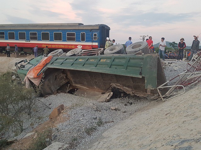 Hiện trường vụ tai nạn tàu hỏa đâm xe tải, khiến 10 người thương vong ở Thanh Hóa - Ảnh 3.