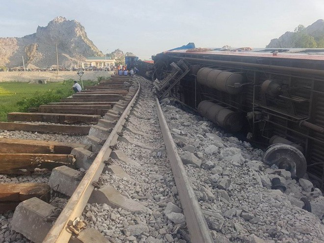 Hiện trường vụ tai nạn tàu hỏa đâm xe tải, khiến 10 người thương vong ở Thanh Hóa - Ảnh 5.