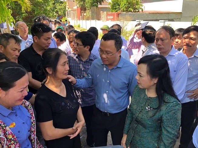 Bộ trưởng Bộ Y tế thăm nạn nhân vụ lật tàu khiến 10 người thương vong ở Thanh Hóa - Ảnh 1.