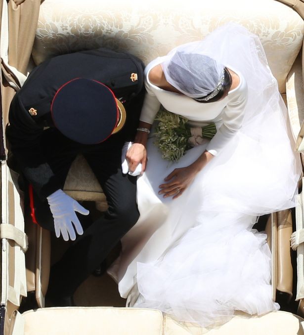 Câu chuyện đằng sau bức ảnh cưới hoàng gia được chia sẻ nhiều nhất trên mạng xã hội - Ảnh 1.