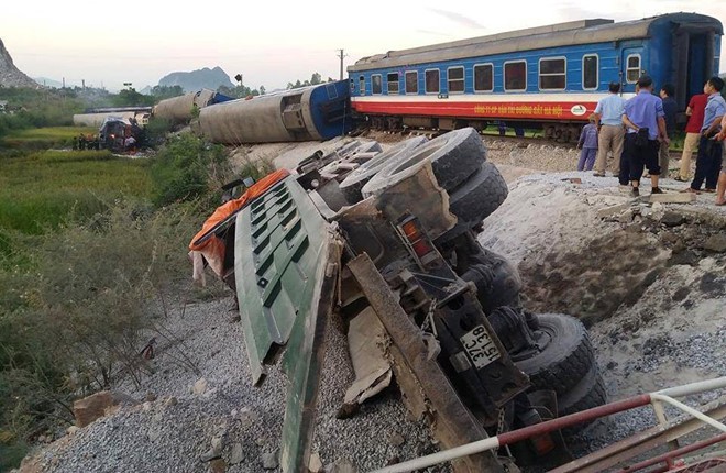 Yêu cầu khởi tố vụ lật tàu hoả, 2 người chết, nhiều người bị thương - Ảnh 3.