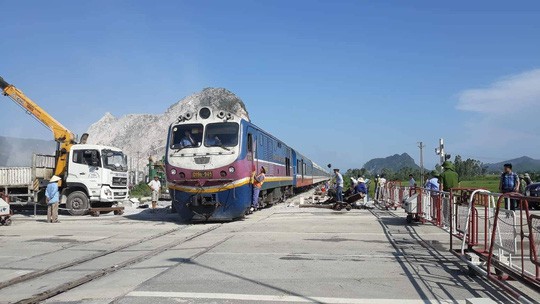 Tai nạn đường sắt kinh hoàng: Tạm đình chỉ 2 nhân viên gác đường ngang - Ảnh 3.