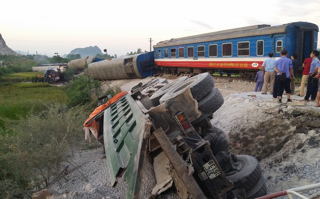 Tàu hỏa đâm xe ben khiến 5 toa bị lật, 2 người chết, nhiều người bị thương nặng - Ảnh 1.