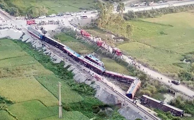 Hiện trường vụ tai nạn tàu hỏa đâm xe tải, khiến 10 người thương vong ở Thanh Hóa - Ảnh 6.