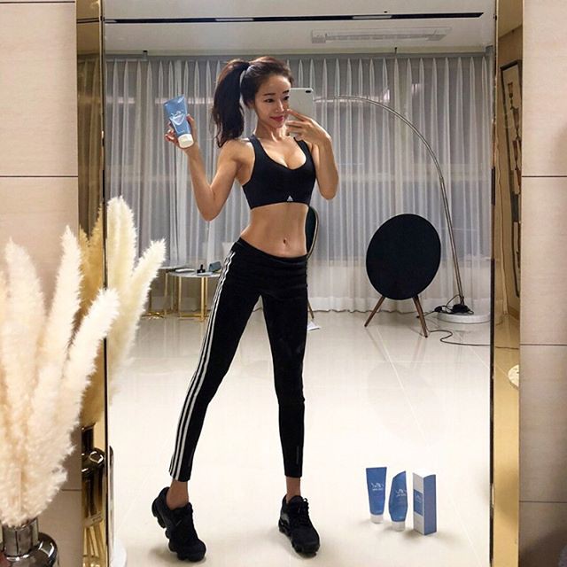 Phát ghen với hot mom 43 tuổi mà vẫn trẻ xinh, lại được chồng chiều hết cỡ với cuộc sống sang chảnh - Ảnh 9.