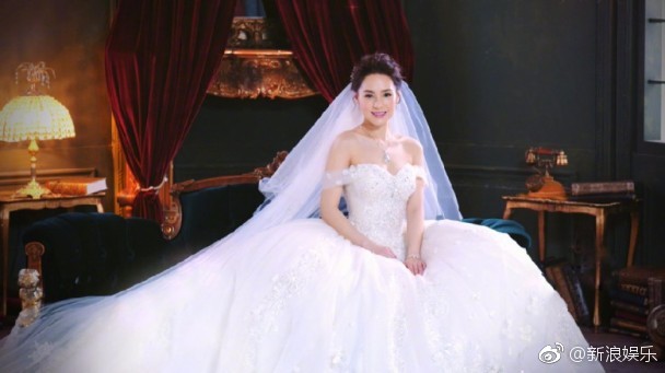 Hé lộ những hình ảnh đầu tiên trong đám cưới Chung Hân Đồng và hôn phu điển trai sẽ diễn ra vào hôm nay (25/5) - Ảnh 3.