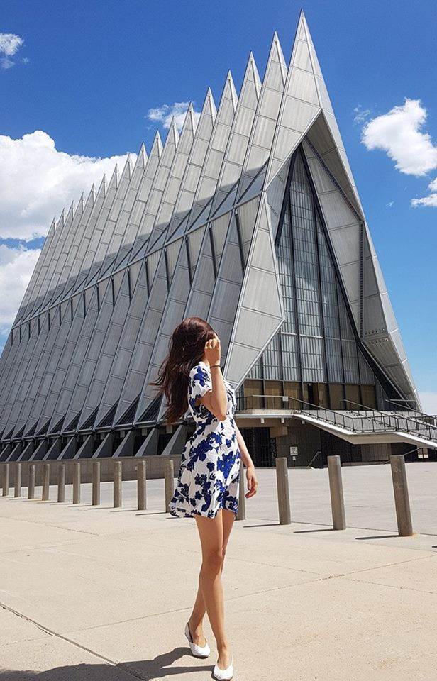 Street style tuần này ngược đời ở chỗ: Kỳ Duyên sexy táo bạo, Ngọc Trinh lại kín đáo nhẹ nhàng - Ảnh 17.