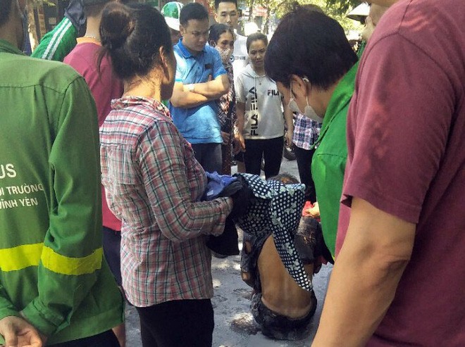 Cụ ông tưới xăng lên người rồi châm lửa tự thiêu giữa phố Hà Nội - Ảnh 2. Cụ ông tưới xăng lên người rồi châm lửa tự thiêu giữa phố Hà Nội - Ảnh 2.