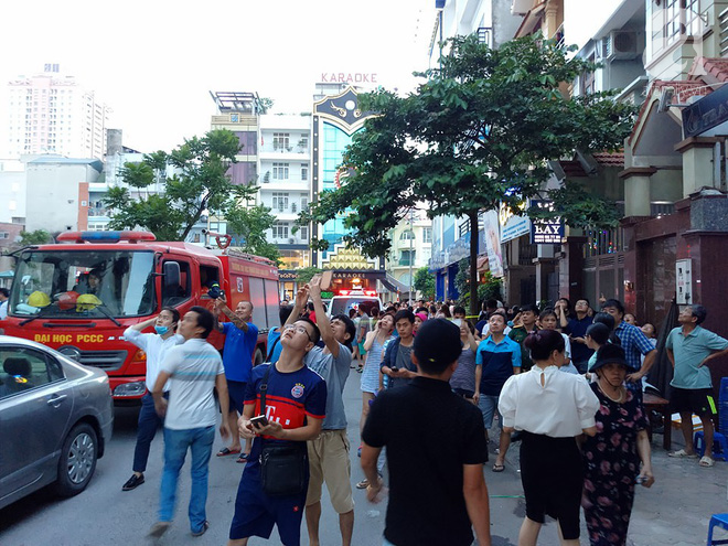 Hà Nội: Cháy lớn ở căn hộ tầng 18 tòa nhà Co.op Mart Hà Đông, hàng trăm người hoảng loạn - Ảnh 1.