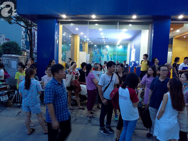 Hà Nội: Cháy lớn ở căn hộ tầng 18 tòa nhà Co.op Mart Hà Đông, hàng trăm người hoảng loạn - Ảnh 2.