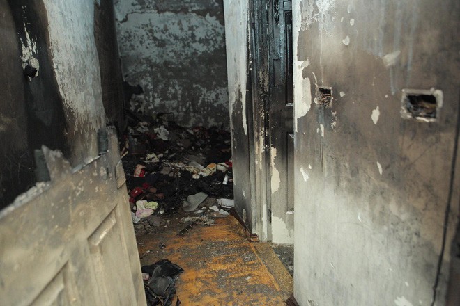 Cảnh tan hoang bên trong căn nhà cháy tại tầng 18 chung cư ở Hà Đông - Ảnh 3.
