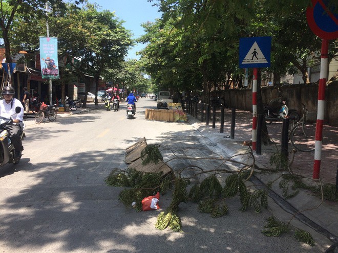 Cụ ông tưới xăng lên người rồi châm lửa tự thiêu giữa phố Hà Nội - Ảnh 3. Cụ ông tưới xăng lên người rồi châm lửa tự thiêu giữa phố Hà Nội - Ảnh 3.