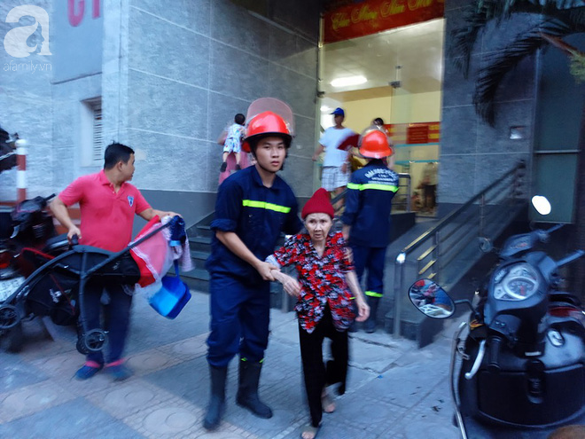 Hà Nội: Cháy lớn ở căn hộ tầng 18 tòa nhà Co.op Mart Hà Đông, hàng trăm người hoảng loạn - Ảnh 5.