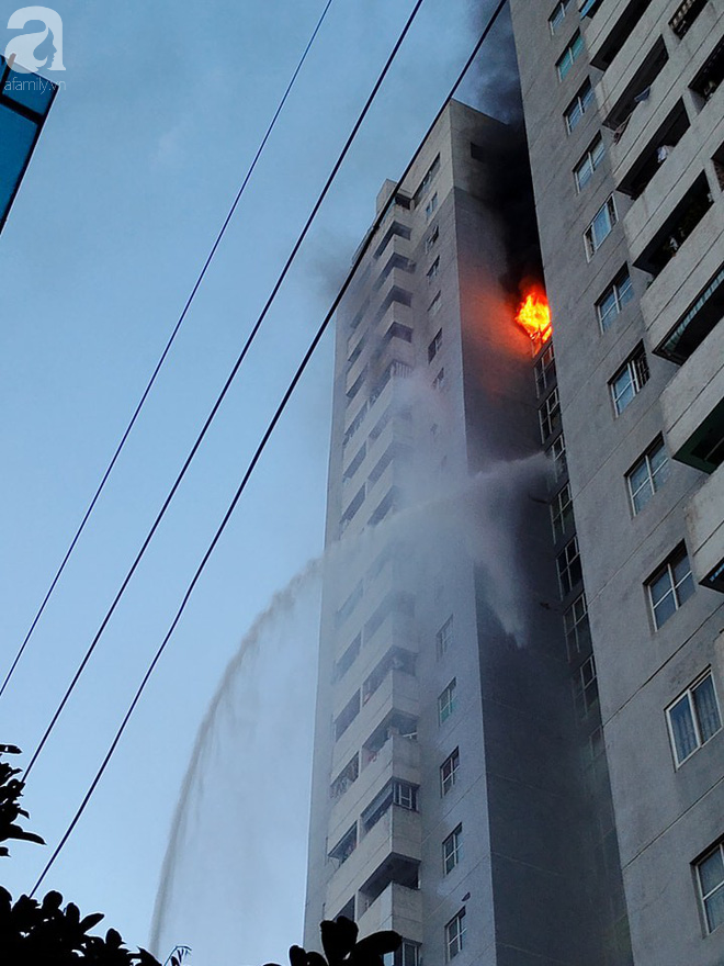 Hà Nội: Cháy lớn ở căn hộ tầng 18 tòa nhà Co.op Mart Hà Đông, hàng trăm người hoảng loạn - Ảnh 8.