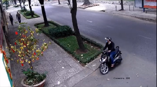 Clip: Nhân viên ngoại giao Nga bị giật dây chuyền táo tợn trên phố Sài Gòn - Ảnh 2.