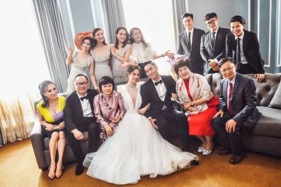 Hình ảnh cô dâu Chung Hân Đồng cười rạng rỡ trong đám cưới cùng hôn phu kém tuổi khiến fan rưng rưng vì xúc động  - Ảnh 10.