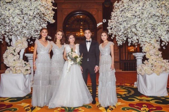 Hình ảnh cô dâu Chung Hân Đồng cười rạng rỡ trong đám cưới cùng hôn phu kém tuổi khiến fan rưng rưng vì xúc động  - Ảnh 6.