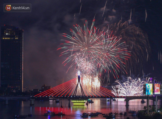 Người dân Đà Nẵng bỏ tiền triệu ngồi du thuyền thưởng lãm màn trình diễn tuyệt đẹp trong đêm thi thứ 2 của Lễ hội pháo hoa quốc tế - Ảnh 15.